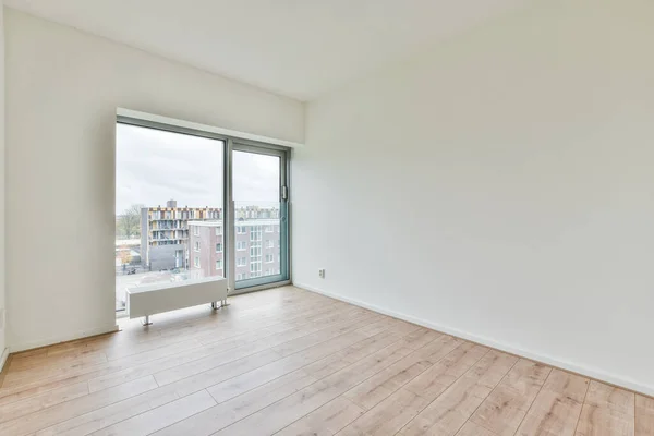 Een Lege Kamer Met Witte Muren Ramen Een Houten Vloer — Stockfoto