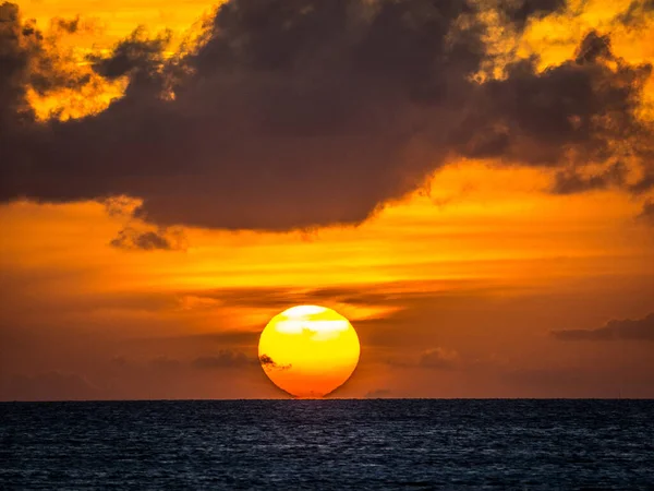Uma Vista Panorâmica Oceano Durante Belo Pôr Sol — Fotografia de Stock
