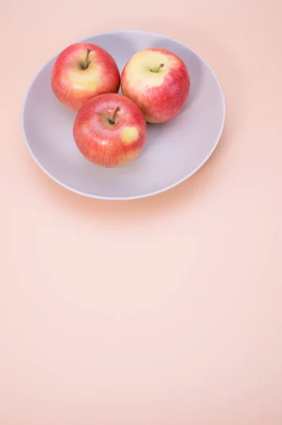 一块红色苹果 在粉红色的背景上隔离 有空白处可供阅读 — 图库照片