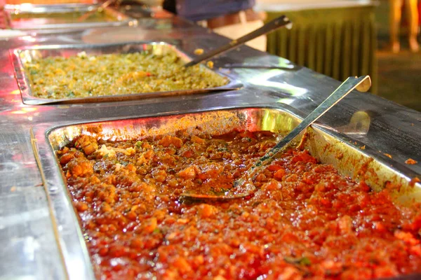 Seçici Bir Odak Noktası Restoranda Geleneksel Hint Yemeklerini Vurdu — Stok fotoğraf