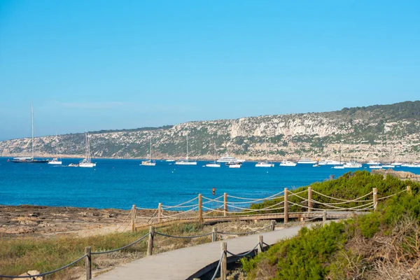 Μια Όμορφη Θέα Της Formentera Ισπανία Yacts Κοντά Στην Παραλία — Φωτογραφία Αρχείου