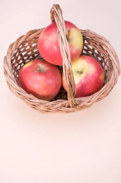 Panier Pommes Rouges Isolé Sur Fond Clair Avec Espace Libre — Photo