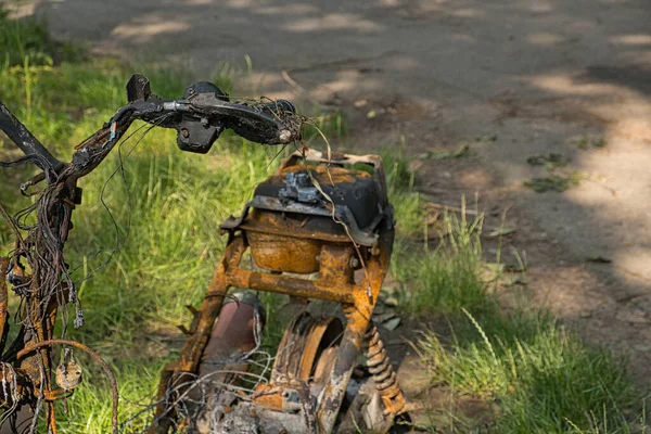 Porzucony Stary Motocykl Lesie — Zdjęcie stockowe
