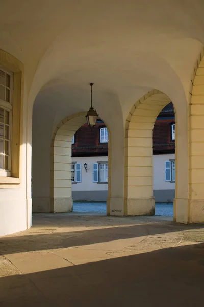 Kalenin Sütunları Arasında Işık Parıldıyor Işık Gölgeler Stuttgart Taki Yalnızlık — Stok fotoğraf