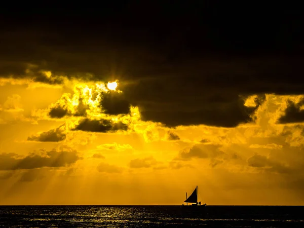 Uma Vista Panorâmica Barco Nadando Oceano Durante Pôr Sol — Fotografia de Stock