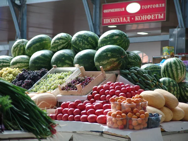 Monte Frutas Frescas Exibidas Mercado — Fotografia de Stock