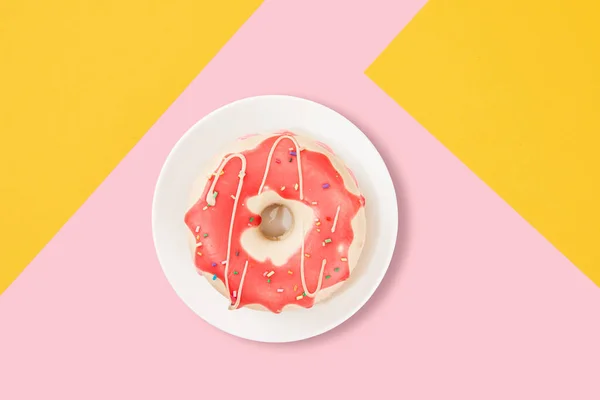 Donut Com Polvilhas Contra Fundo Rosa Amarelo — Fotografia de Stock