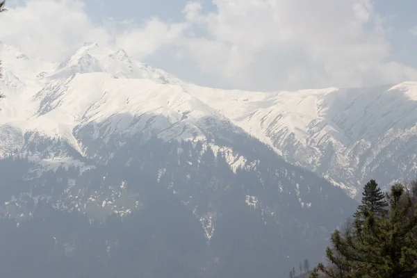 一个低角度拍摄雪山山脉的山峰 — 图库照片