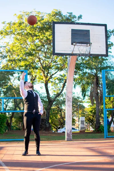 Jeune Homme Hispanique Costume Élégant Jouant Basket Court Extérieur — Photo