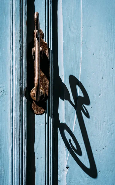 Een Verticaal Schot Van Een Prachtige Metalen Deurknop Een Helderblauwe — Stockfoto