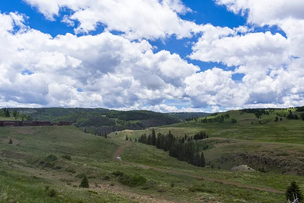 Krajina Kopců Pokrytá Zelení Skálami Pod Modrou Zataženou Oblohou Venkově — Stock fotografie