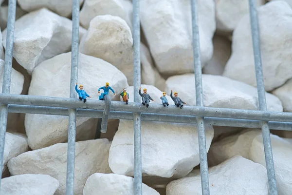 Die Miniaturfiguren Als Arbeiterteam Auf Dem Metallkäfig — Stockfoto