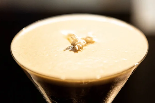 Primer Plano Una Copa Espresso Martini Cocktail Sobre Mesa — Foto de Stock