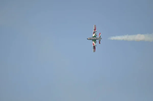 イタリアのペサロ 8月14 2016 空気中の矢印イタリアのアクロバットパトロール ペサロ市 イタリア解放の日パレード — ストック写真