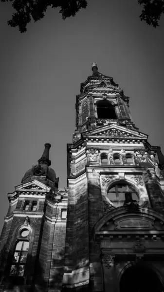 Eine Vertikale Graustufenaufnahme Einer Gotischen Kirche Außen — Stockfoto