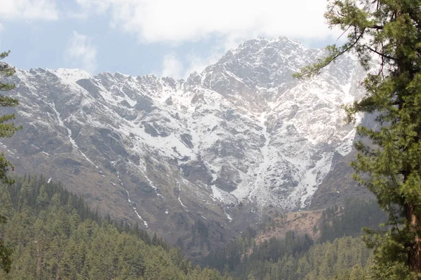 Eine Flache Aufnahme Schneebedeckter Berggipfel — Stockfoto