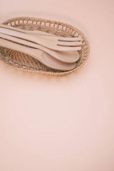 Ein Korb Mit Kochlöffeln Und Gabel Isoliert Auf Einem Pfirsichfarbenen — Stockfoto
