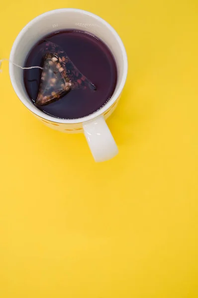 Eine Vertikale Aufnahme Einer Tasse Tee Isoliert Auf Einem Gelben — Stockfoto