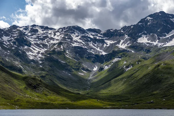 Schöne Aussicht Auf Eine Bergige Landschaft Mit Viel Grün — Stockfoto