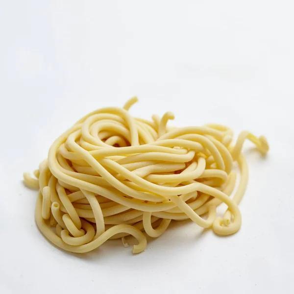 Close Massa Espaguete Recém Feita Não Cozida Fundo Branco Brilhante — Fotografia de Stock