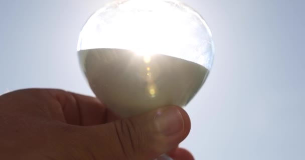 白色背景的玻璃球 — 图库视频影像
