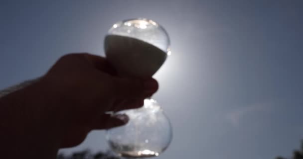 Handen Håller Ett Glas Vatten — Stockvideo