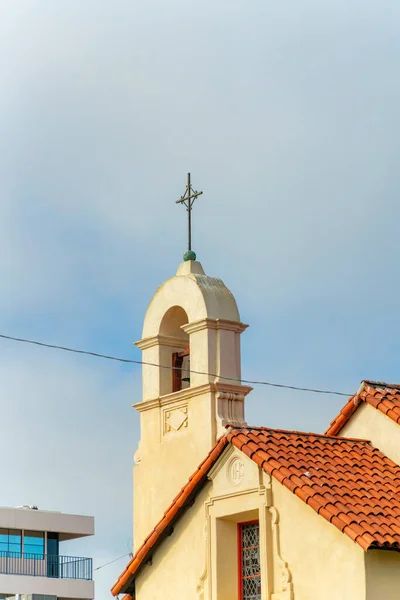 Plano Vertical Una Iglesia Bajo Cielo Nublado —  Fotos de Stock