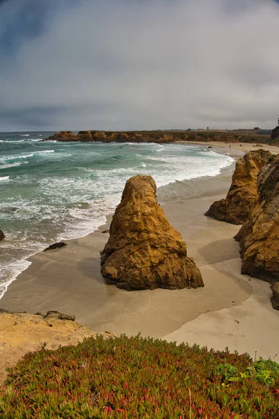 Une Belle Vue Sur Mer Ondulée Frappant Plage Sable Entouré — Photo