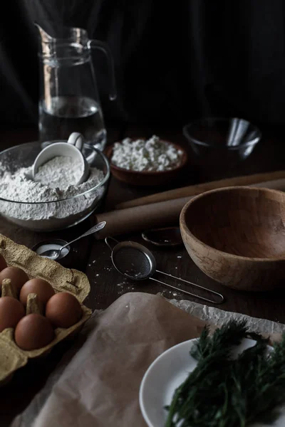 Tiro Vertical Uma Mesa Cozinha Com Massa Ingredientes Para Assar — Fotografia de Stock