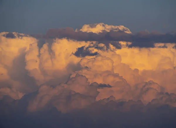 Uma Vista Hipnotizante Das Nuvens Sob Céu Azul — Fotografia de Stock