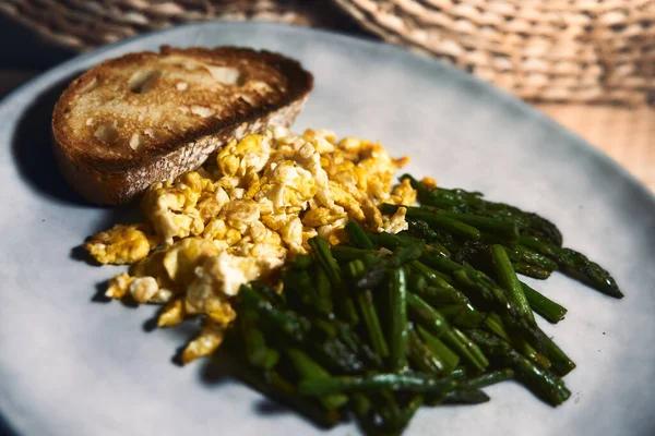 Ein Rustikales Abendessen Mit Omelette Gebratenem Spargel Und Geröstetem Brot — Stockfoto