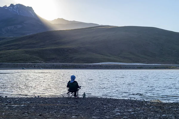 Una Donna Seduta Campeggio Vicino Lago Terreno Montagnoso — Foto Stock