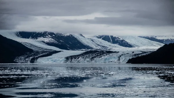 Lac Gelé Avec Neige Une Côte Verte Sous Les Nuages — Photo