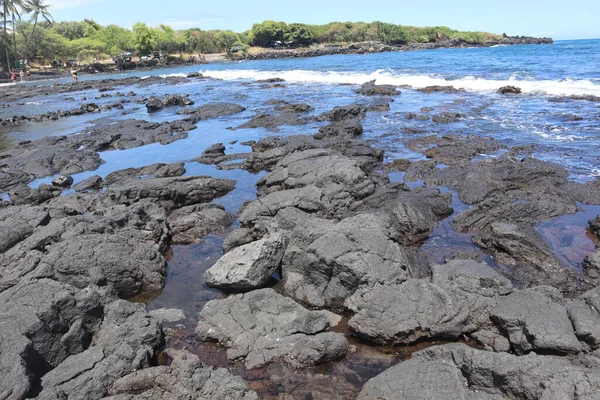 Die Meereslandschaft Aus Schwarzem Vulkangestein Mit Wellen Einer Bucht Kona — Stockfoto