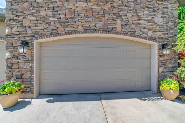 Modern Garage Door Beautiful Building Sunny Day — Stock Photo, Image