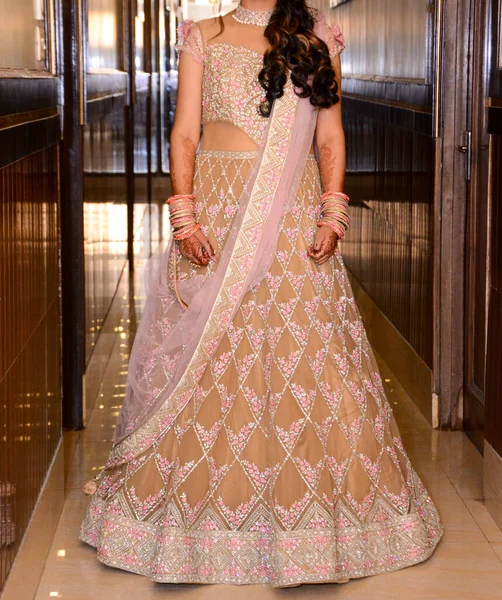 額から彼女の頭を持つ伝統的なインドの服で美しい花嫁の垂直ショット — ストック写真