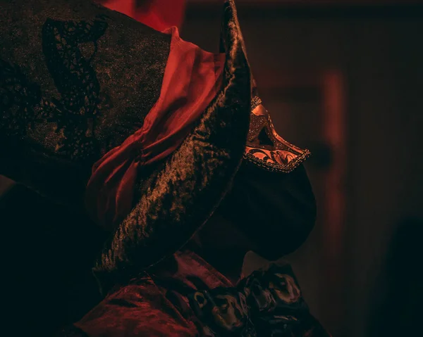 Gizemli Bir Kostüm Venedik Maskeli Bir Kişinin Maskeli Baloda Seçici — Stok fotoğraf
