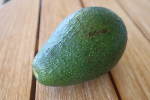 Primer Plano Del Aguacate Verde Maduro Grande Sobre Una Mesa —  Fotos de Stock