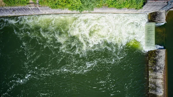 Een Kleine Dam Een Groene Stromende Rivier — Stockfoto