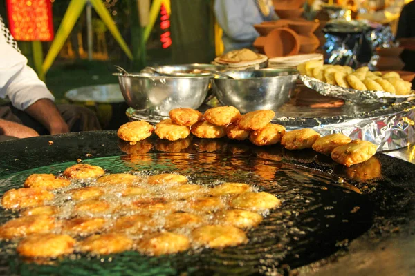 印度北部一个卖街头食品的男人炸土豆 — 图库照片
