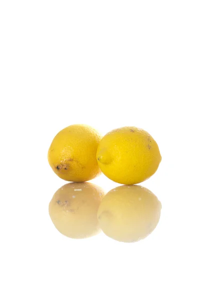 Отдельный Снимок Двух Спелых Лимонов Отражающей Поверхности Белом Фоне — стоковое фото