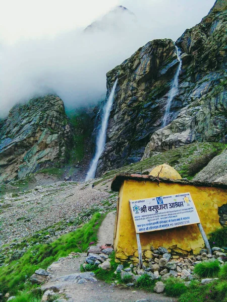 Wodospad Vasudhara Niedaleko Świątyni Badrinath Uttrakhand — Zdjęcie stockowe