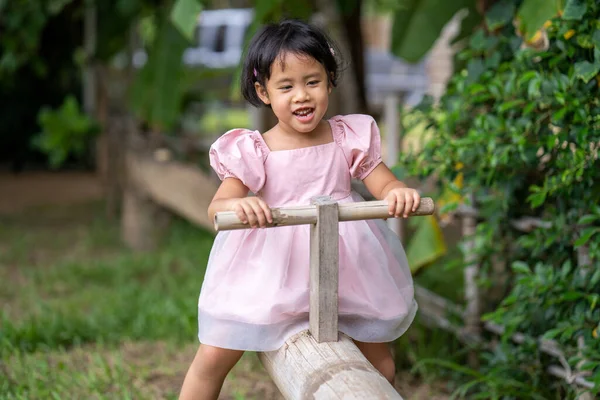 Ένα Χαριτωμένο Χαρούμενο Ασιατικό Μικρό Κορίτσι Που Παίζει Μια Παιδική — Φωτογραφία Αρχείου