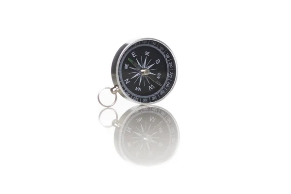 Eine Vertikale Aufnahme Eines Kompasses Auf Einer Reflektierenden Oberfläche Vor — Stockfoto
