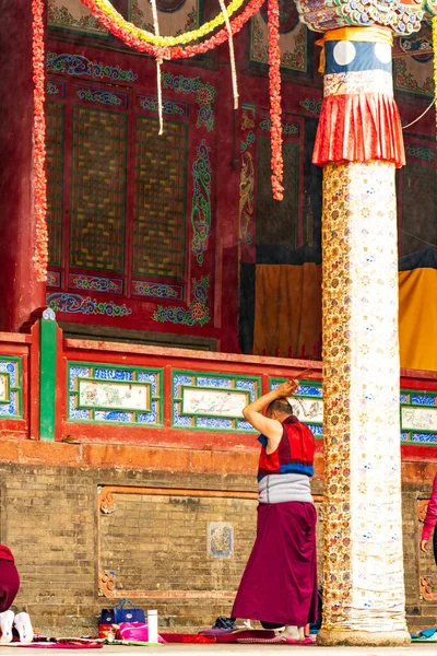 Person Dyrkan Kumbum Champa Ling Kloster Qinghai Kina — Stockfoto