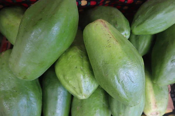Primer Plano Los Maduros Mangos Verdes Jugosos Del Mercado — Foto de Stock