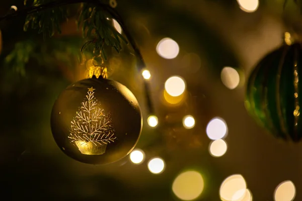 Foco Seletivo Ornamento Dourado Pendurado Árvore Natal Contra Luzes Bokeh — Fotografia de Stock