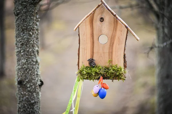 Een Close Shot Van Een Houten Decoratieve Vogelhuis — Stockfoto