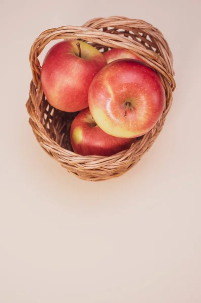 Plan Vertical Pommes Rouges Sur Panier Osier Isolé Sur Fond — Photo