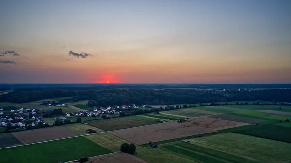 Luftaufnahme Von Grünen Feldern Einem Dorf Bei Sonnenuntergang — Stockfoto